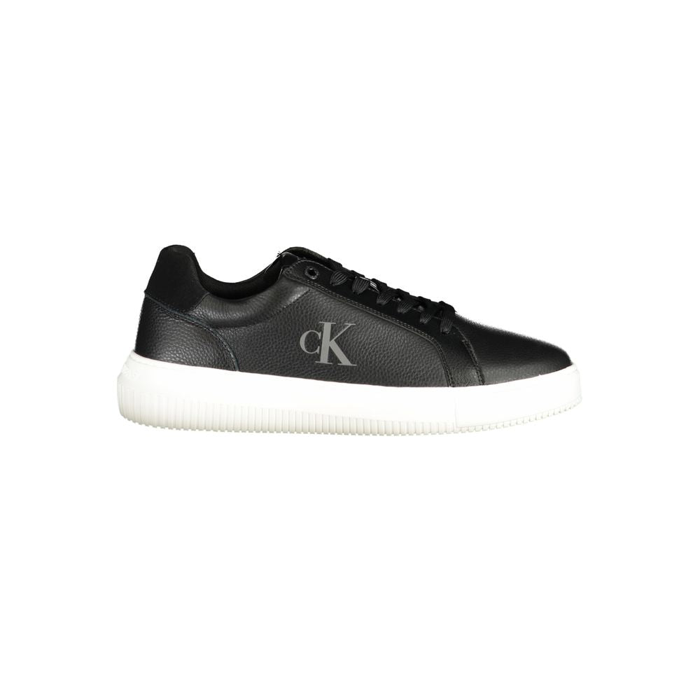 Sneakers pour hommes Calvin Klein en polyuréthane noir, style décontracté et moderne, avec semelle blanche et design épuré.