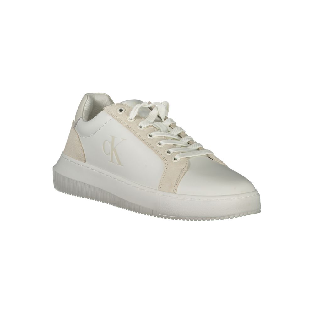 Sneaker blanc en polyuréthane pour homme de Calvin Klein, vue de face, avec semelle blanche et design épuré.