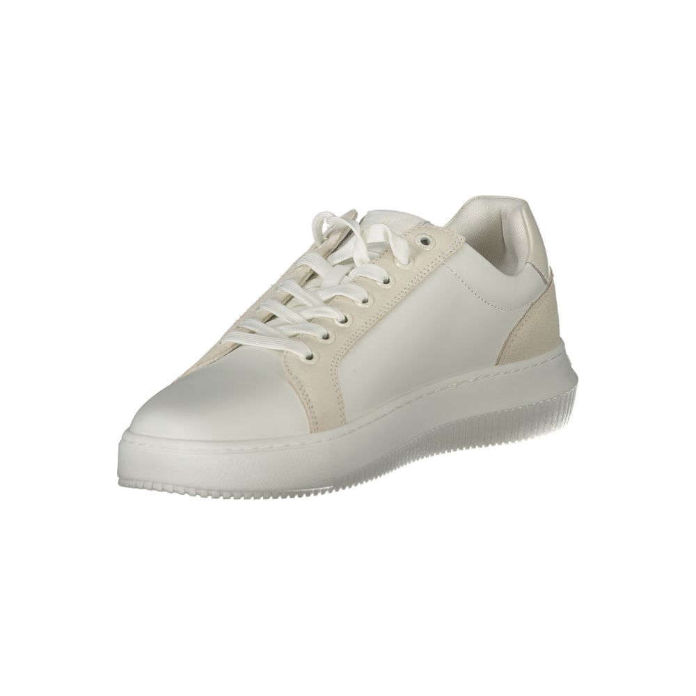 Sneaker homme Calvin Klein en polyuréthane blanc, style décontracté avec semelle blanche et design épuré.
