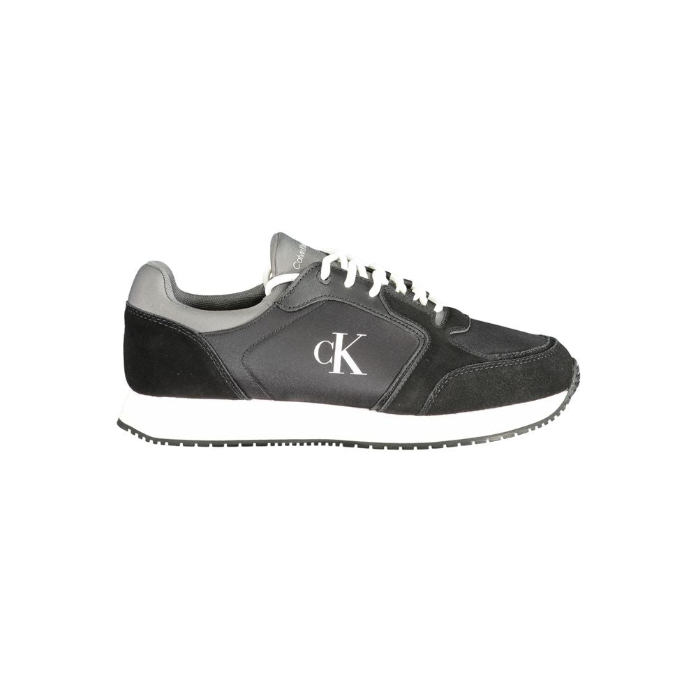 Sneakers noires en polyuréthane pour homme de la marque Calvin Klein, vue de face avec détails de design moderne.