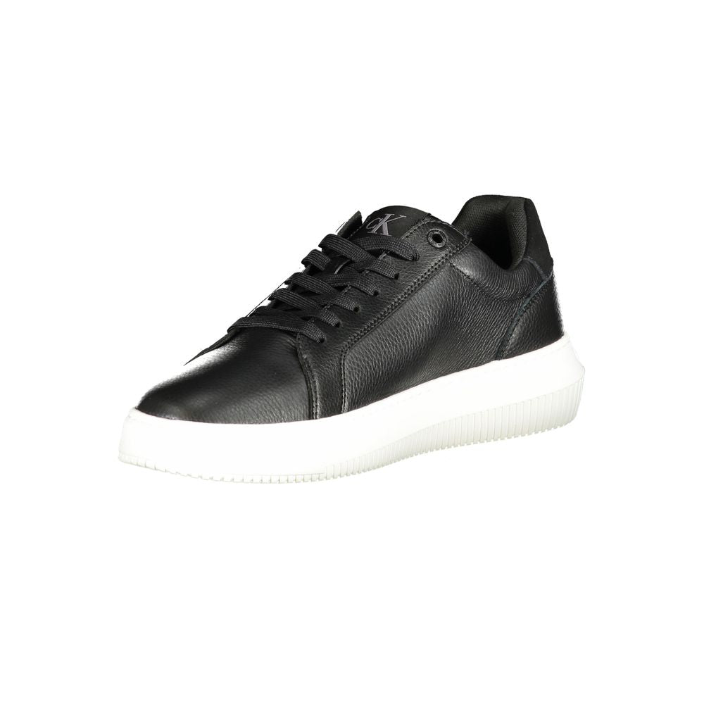 Sneakers noires en polyuréthane pour hommes de Calvin Klein, design moderne et confortable, vue de face.