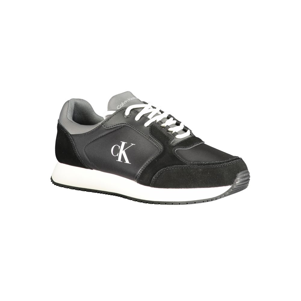 Chaussures sneakers pour hommes Calvin Klein en polyuréthane noir, style moderne et confortable, vue de côté sur fond blanc.