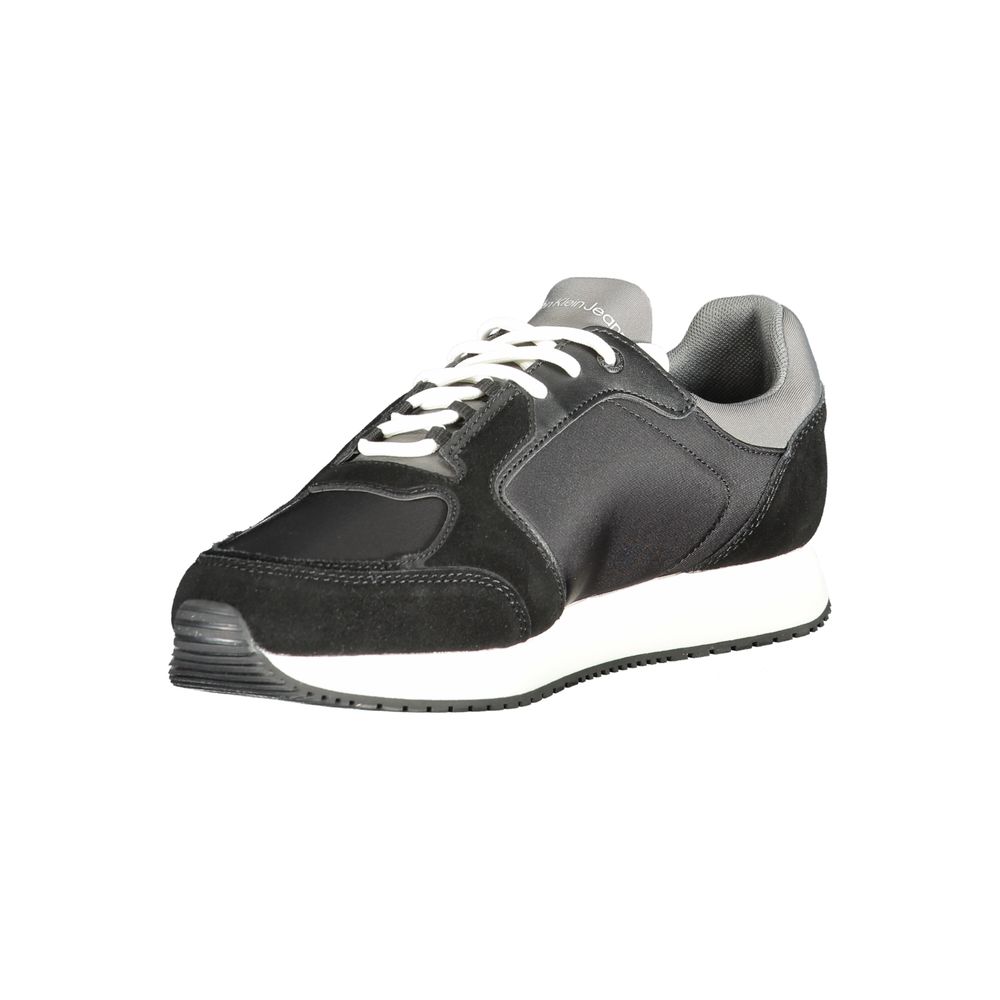 Sneakers noires en polyuréthane pour hommes de la marque Calvin Klein, vue de côté.