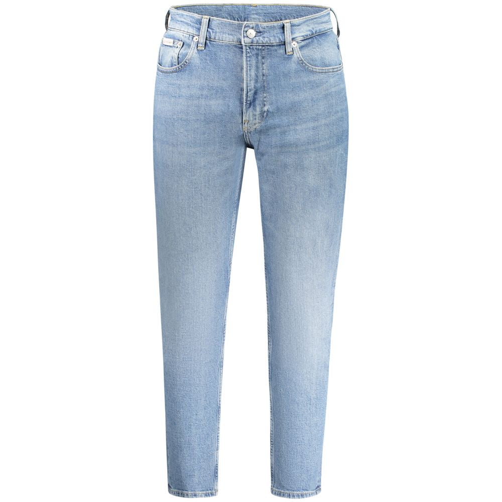 Jeans pour homme Calvin Klein en coton bleu, coupe classique, avec détails de couture visibles.