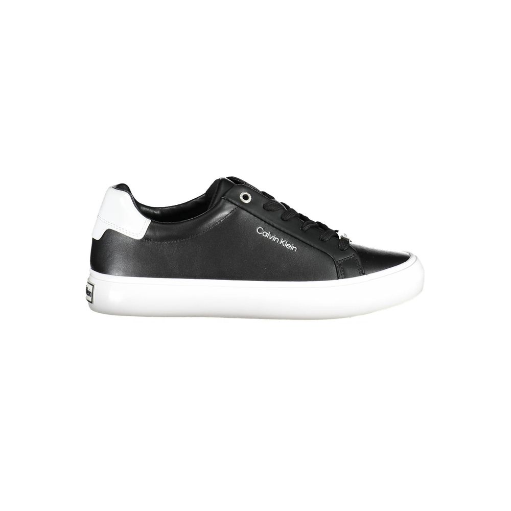 Chaussures sneakers pour femmes Calvin Klein en cuir noir, vue de face avec détail de la semelle.