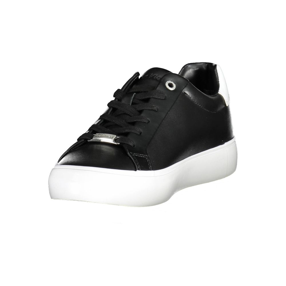 Basket femmes en cuir noir de la marque Calvin Klein, style sneakers avec détails modernes et semelle blanche.