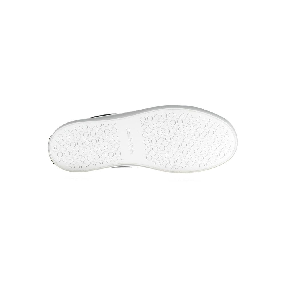 Sneakers pour femmes en cuir noir de la marque Calvin Klein, vue de côté, avec semelle blanche et design épuré.