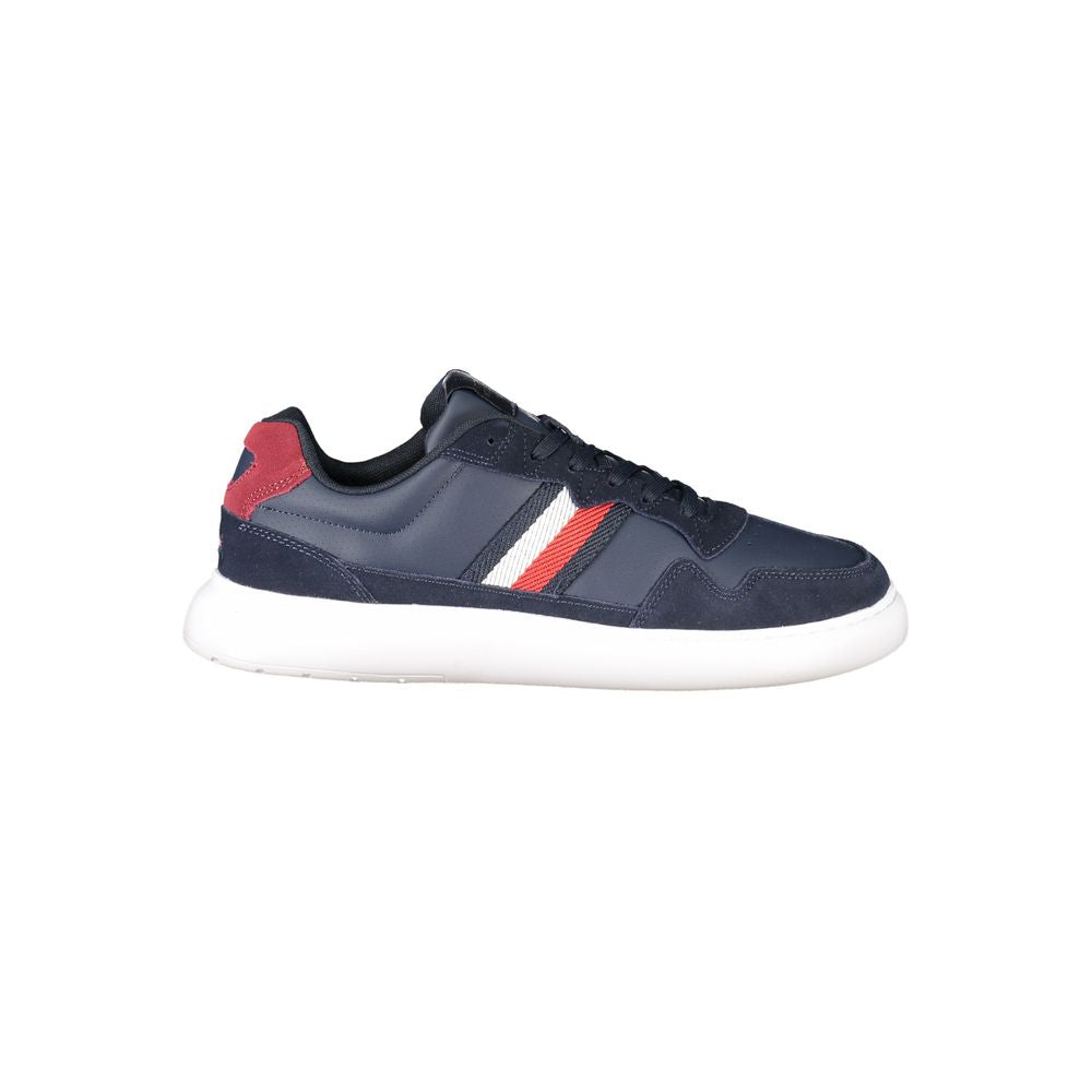 Sneakers homme en polyuréthane bleu Tommy Hilfiger avec semelle blanche et design moderne visible dans l’image.