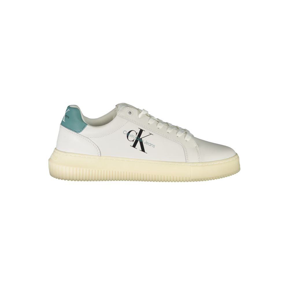 Sneaker blanc en cuir pour homme de Calvin Klein, vue de face, avec semelle blanche et design épuré.