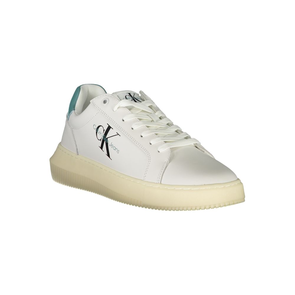 Chaussure sneaker en cuir blanc pour homme de la marque Calvin Klein, vue de face avec détails de la semelle.
