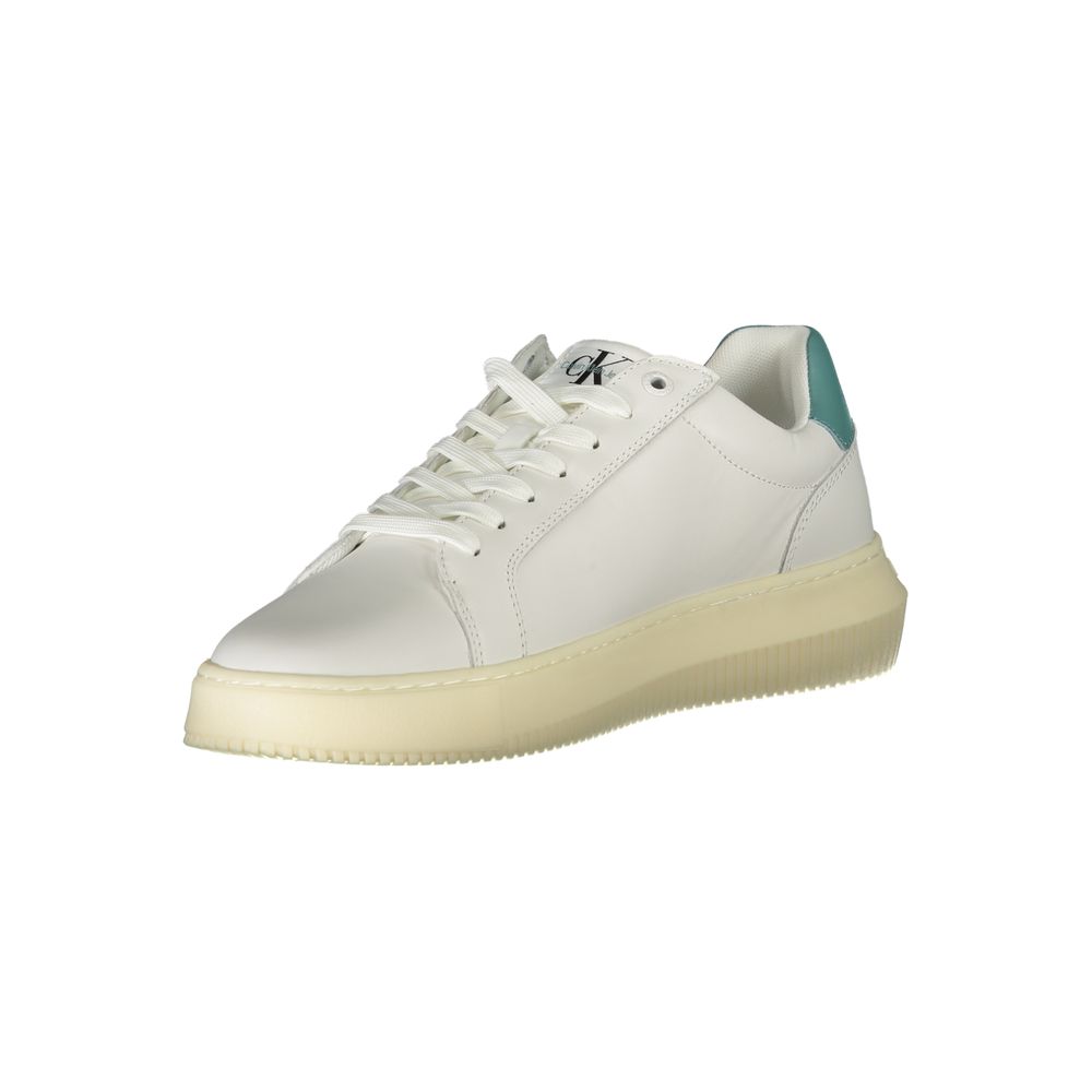 Chaussure sneaker blanche pour homme de marque Calvin Klein en cuir, vue de face avec détails du design élégant.