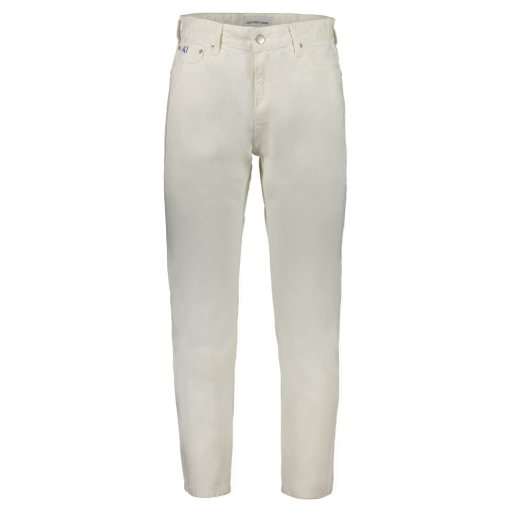 Jeans homme en coton blanc de la marque Calvin Klein, coupe classique avec ceinture et poches visibles.