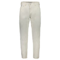 Jeans homme en coton blanc de la marque Calvin Klein, coupe classique avec ceinture et poches visibles.