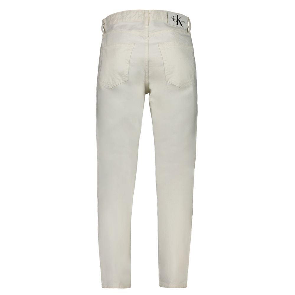 Jeans homme en coton blanc de la marque Calvin Klein, coupe classique avec détails discrets.