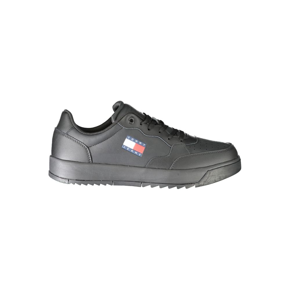 Sneakers en polyuréthane noir Tommy Hilfiger pour hommes, style décontracté et moderne, vue de face.
