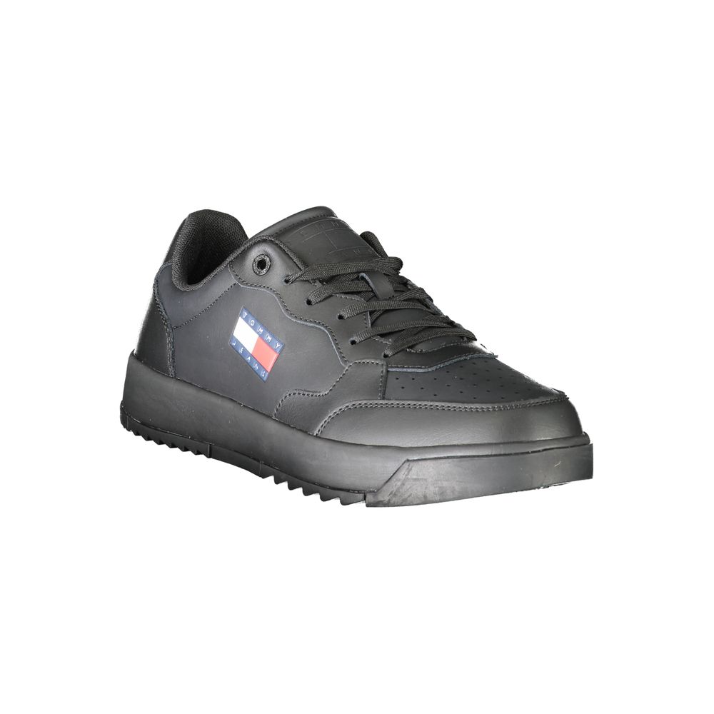 Sneakers pour homme Tommy Hilfiger en polyuréthane noir, style moderne et confortable, visibles sur l'image.