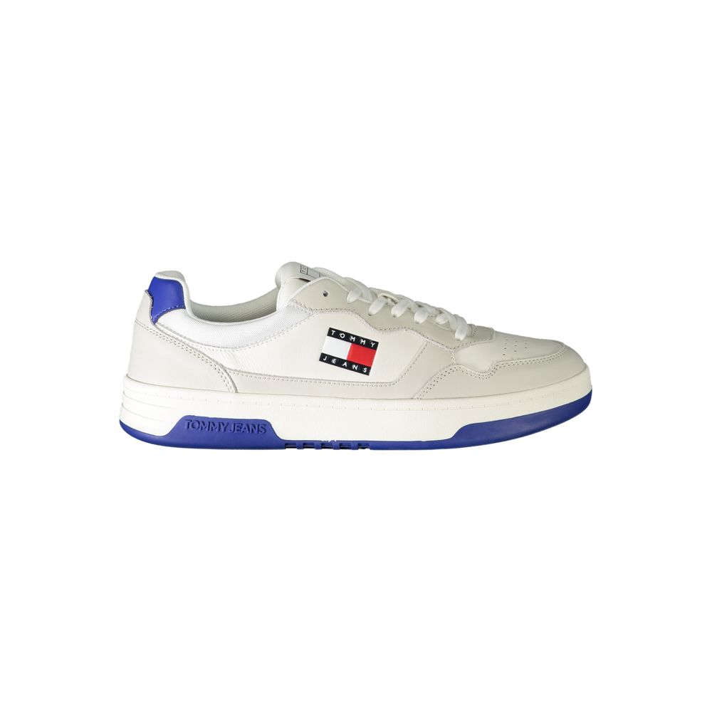 Sneakers blanches en polyuréthane pour hommes de Tommy Hilfiger, style moderne et confortable, vue de face sur fond neutre.