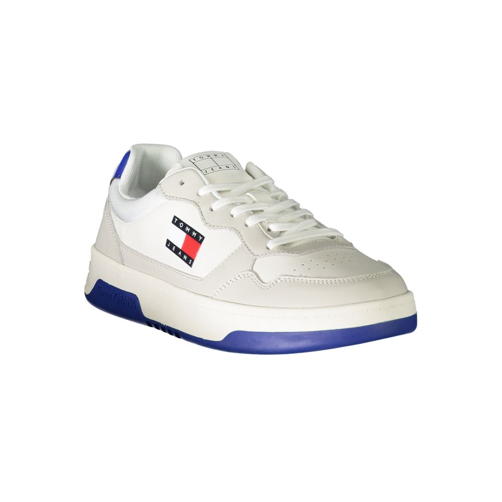Chaussures sneakers homme Tommy Hilfiger en polyuréthane blanc, style décontracté et moderne, vue de face.