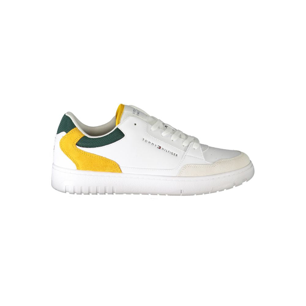 Sneakers en cuir blanc pour homme de la marque Tommy Hilfiger, avec détail de logo sur le côté et semelle blanche.