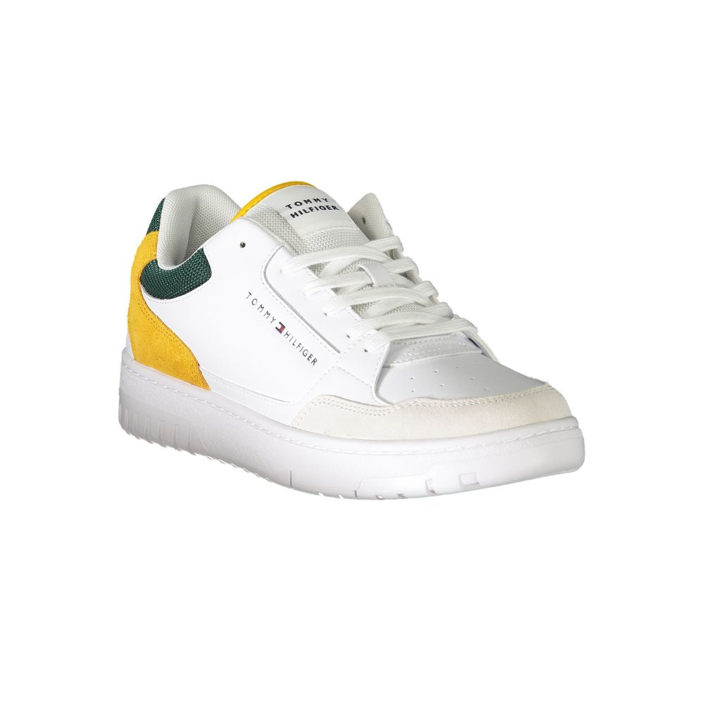 Sneakers en cuir blanc pour homme de la marque Tommy Hilfiger, design moderne et confortable, vue de profil.