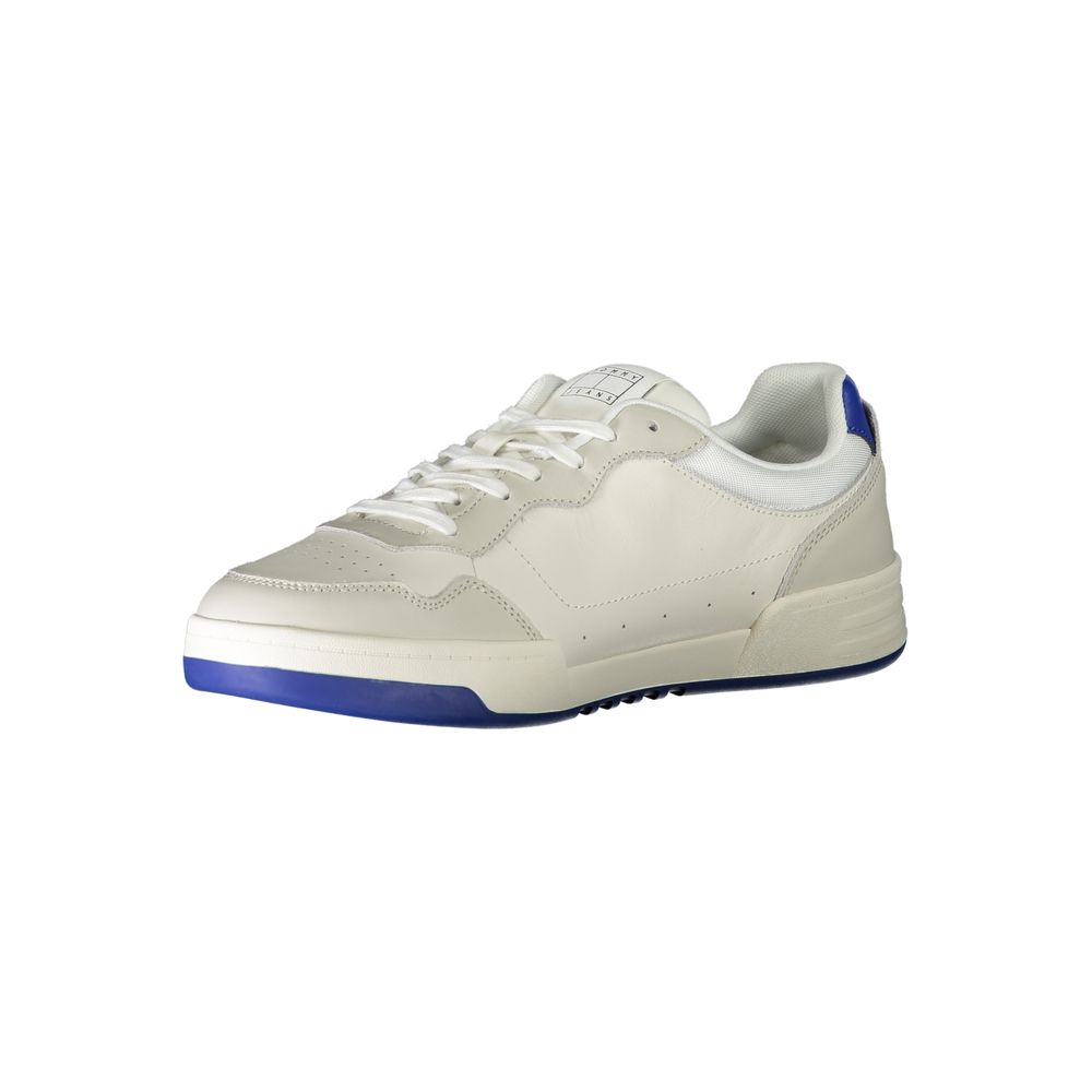 Sneakers blanches en polyuréthane Tommy Hilfiger pour hommes, style décontracté et moderne, vue de face.