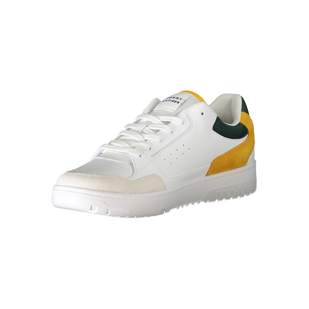 Chaussure sneaker en cuir blanc Tommy Hilfiger pour homme, détail de la semelle et du design élégant visible.