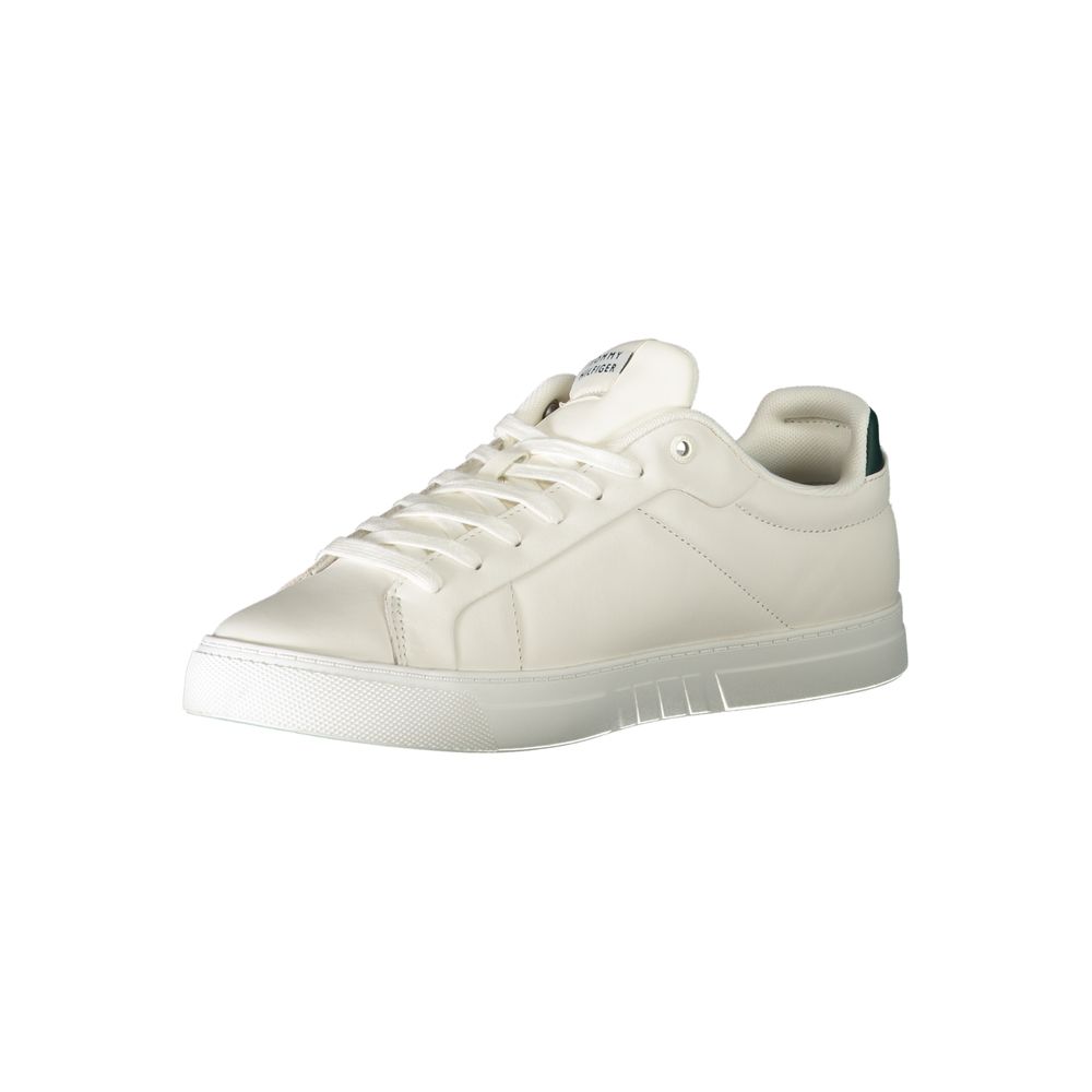 Sneaker en cuir blanc pour homme de la marque Tommy Hilfiger, vue de profil, avec semelle blanche et design sportif élégant.