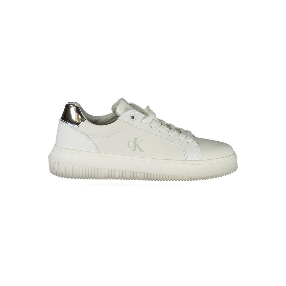 Basket en polyuréthane blanc de Calvin Klein pour femme, style sneaker, vue de côté.