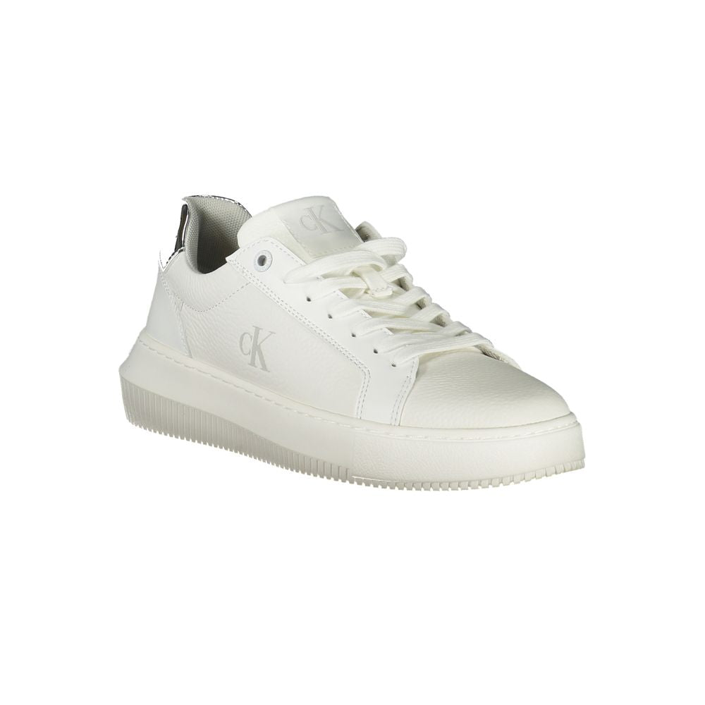 Sneakers blanches en polyuréthane pour femme de la marque Calvin Klein, style décontracté et moderne.