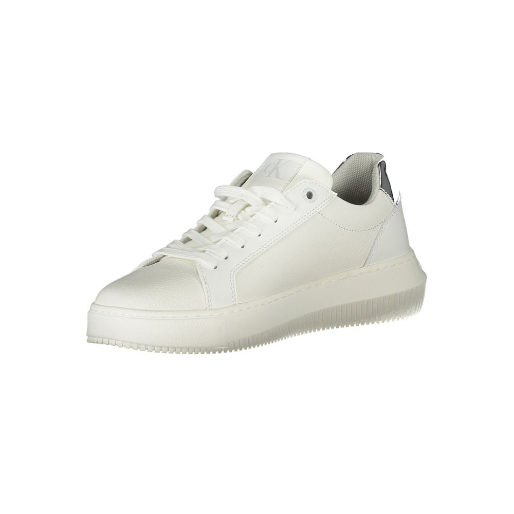 Sneakers en polyuréthane blanc pour femme de Calvin Klein, style décontracté et moderne, vue de face.