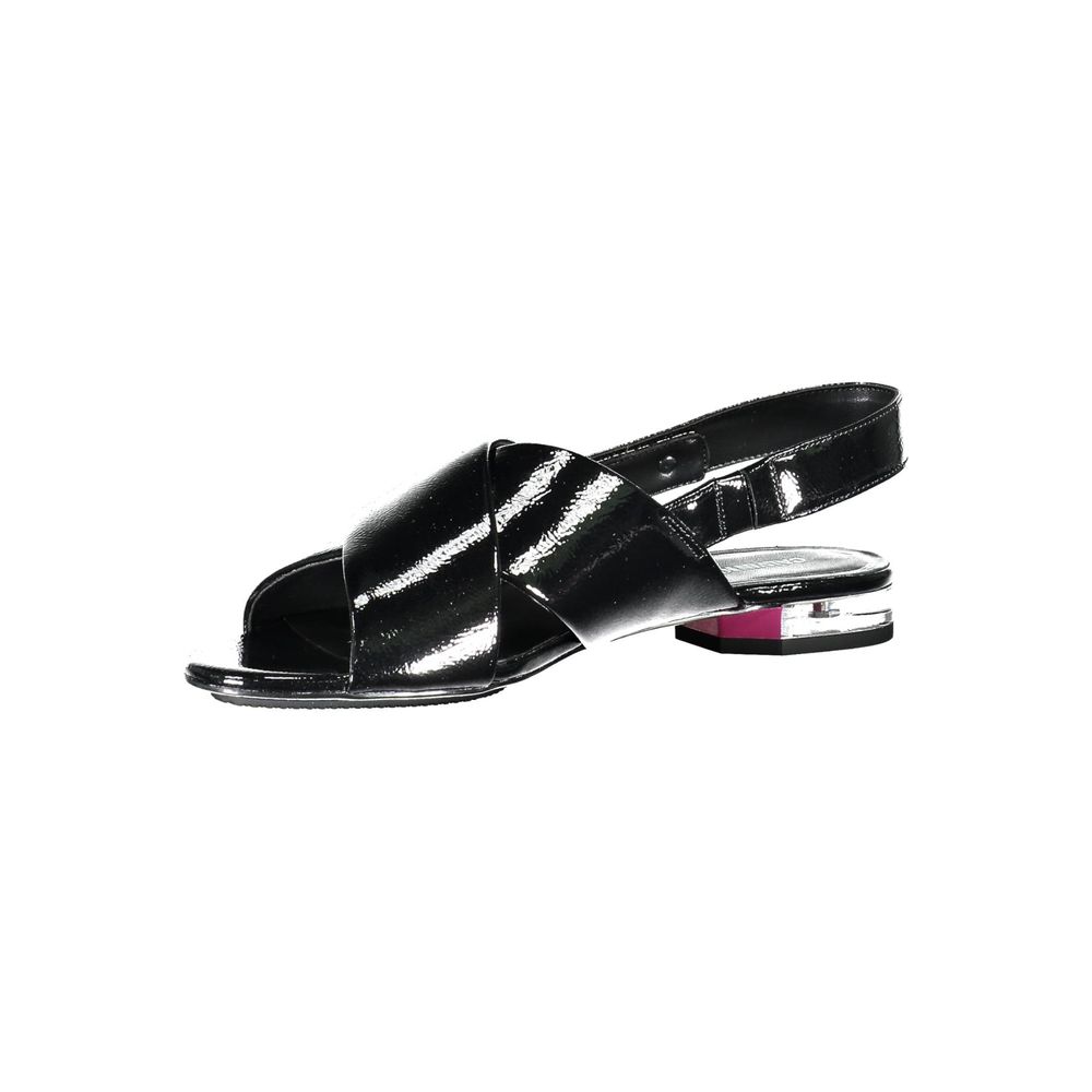 Sandales pour femmes Calvin Klein en polyuréthane noires, style élégant avec bride à la cheville, vue de côté.
