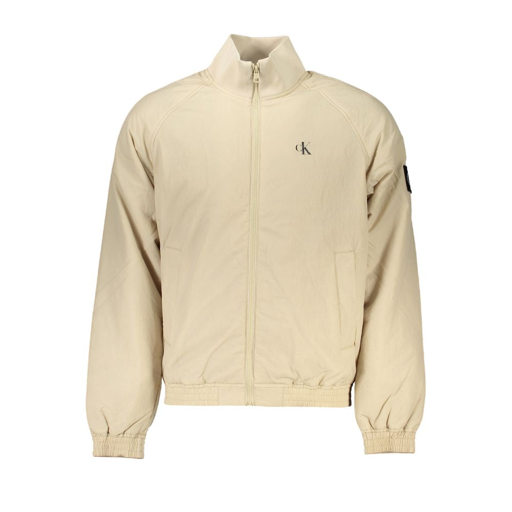 Veste homme beige en polyamide de la marque Calvin Klein, vue en gros plan, détails de la texture et du design.