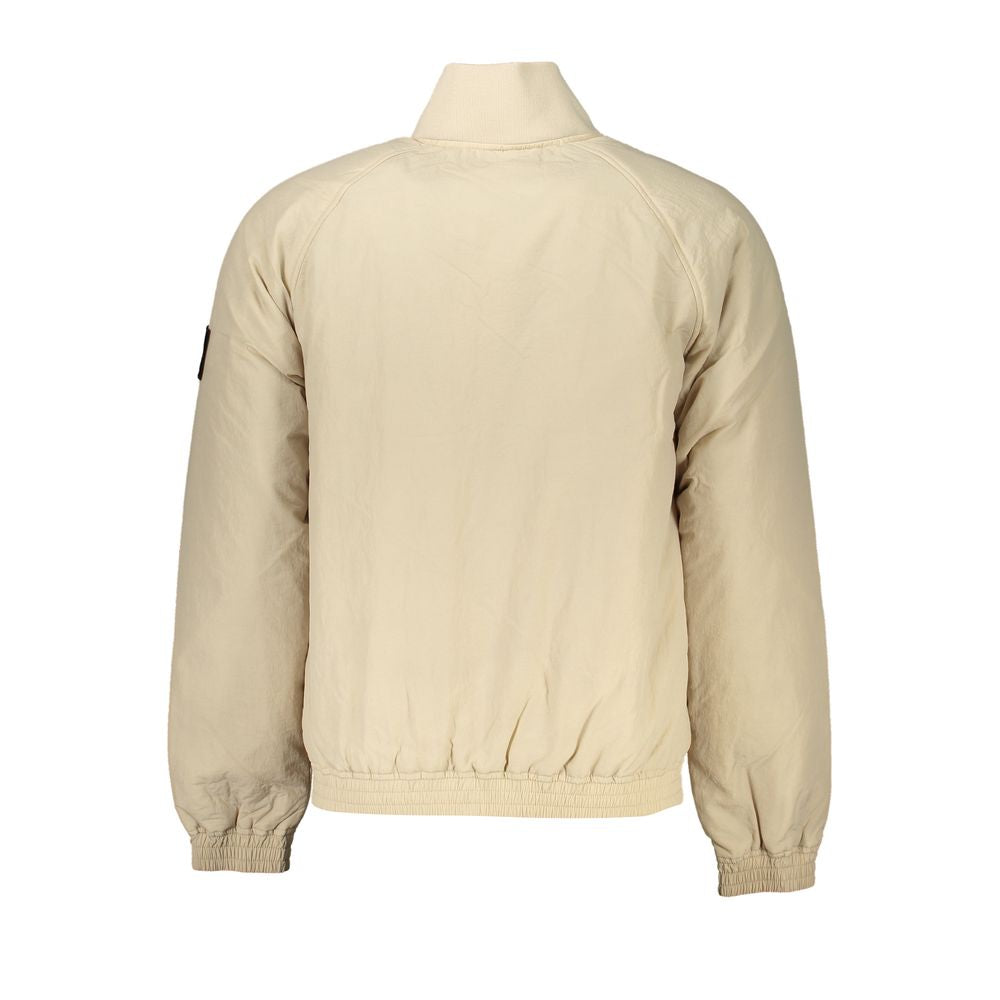 Veste beige en polyamide pour homme de la marque Calvin Klein, vue de face avec fermeture éclair et col côtelé.