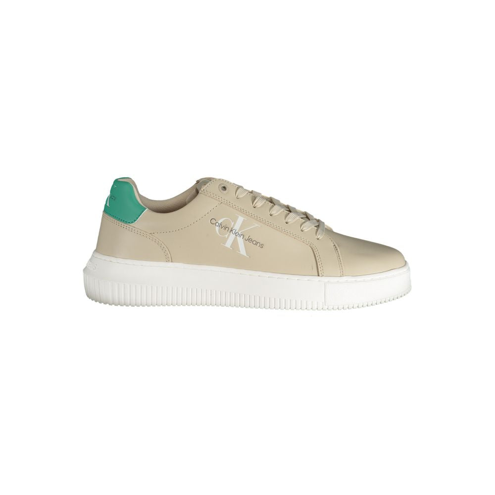 Chaussures sneakers en cuir beige pour homme de la marque Calvin Klein, vue de face avec détails de la chaussure.