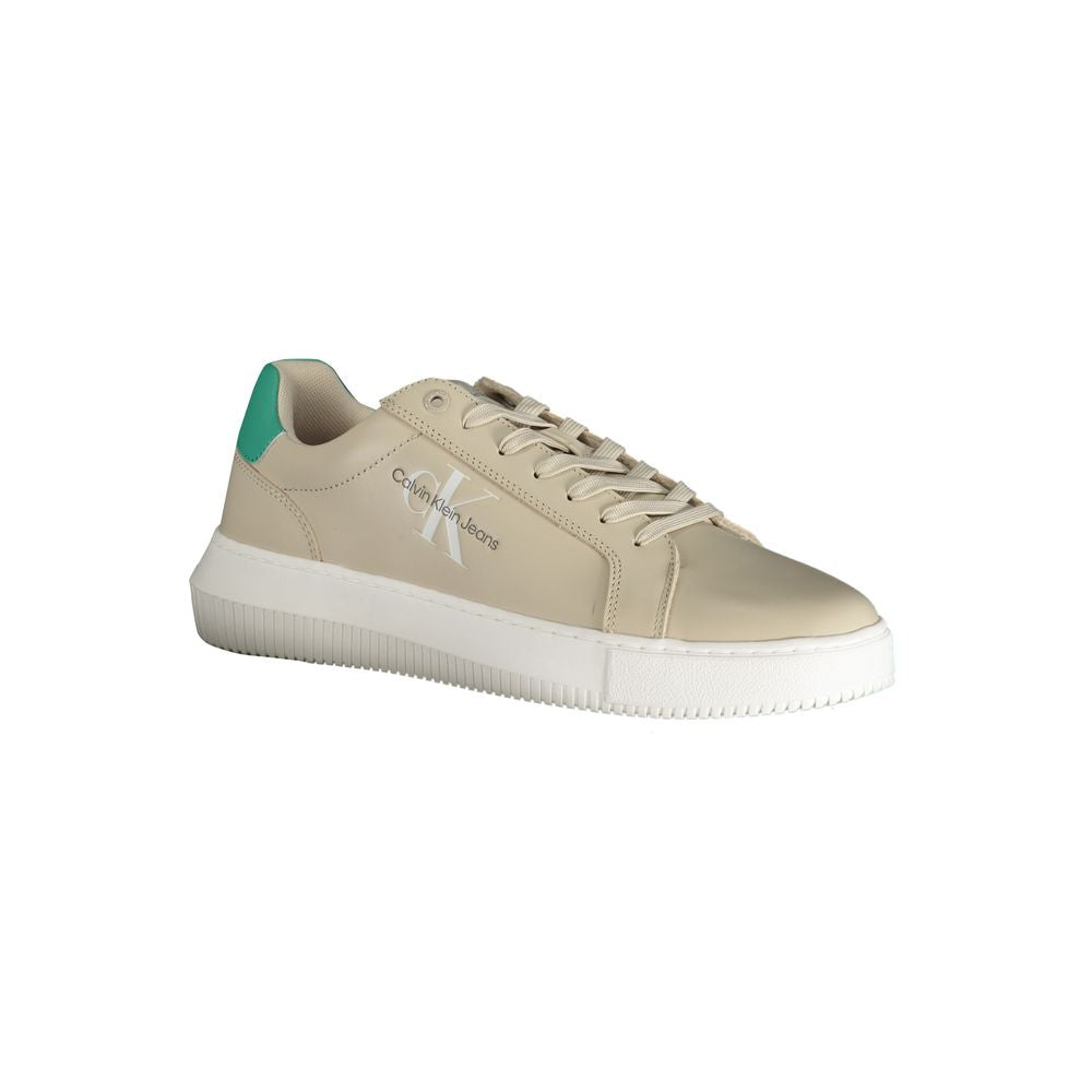 Sneaker homme en cuir beige de Calvin Klein, style décontracté et moderne, avec lacets et semelle blanche visible.