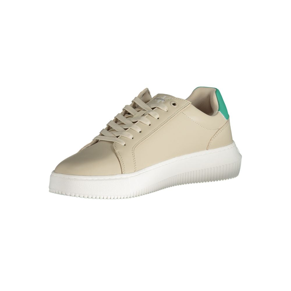Sneaker homme en cuir beige de Calvin Klein, style décontracté avec semelle blanche et détails élégants.