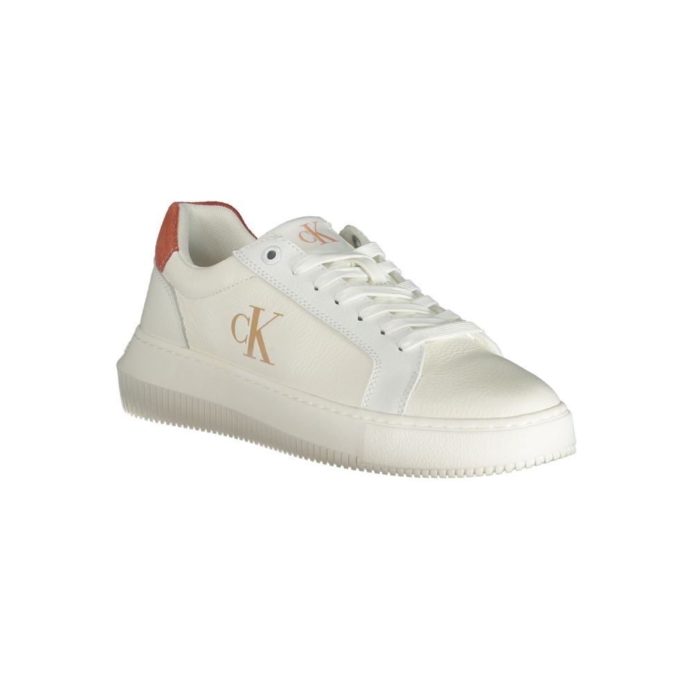Chaussures sneakers blanches en polyuréthane pour femmes de Calvin Klein, vue de face.