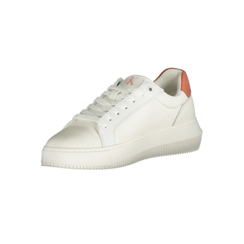 Sneakers blanches en polyuréthane pour femme de la marque Calvin Klein, vue de côté.