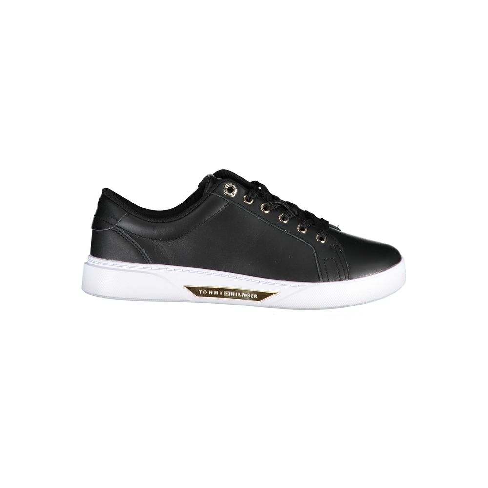 Sneaker femme en cuir noir de Tommy Hilfiger, chaussure décontractée avec logo distinctif sur le côté.