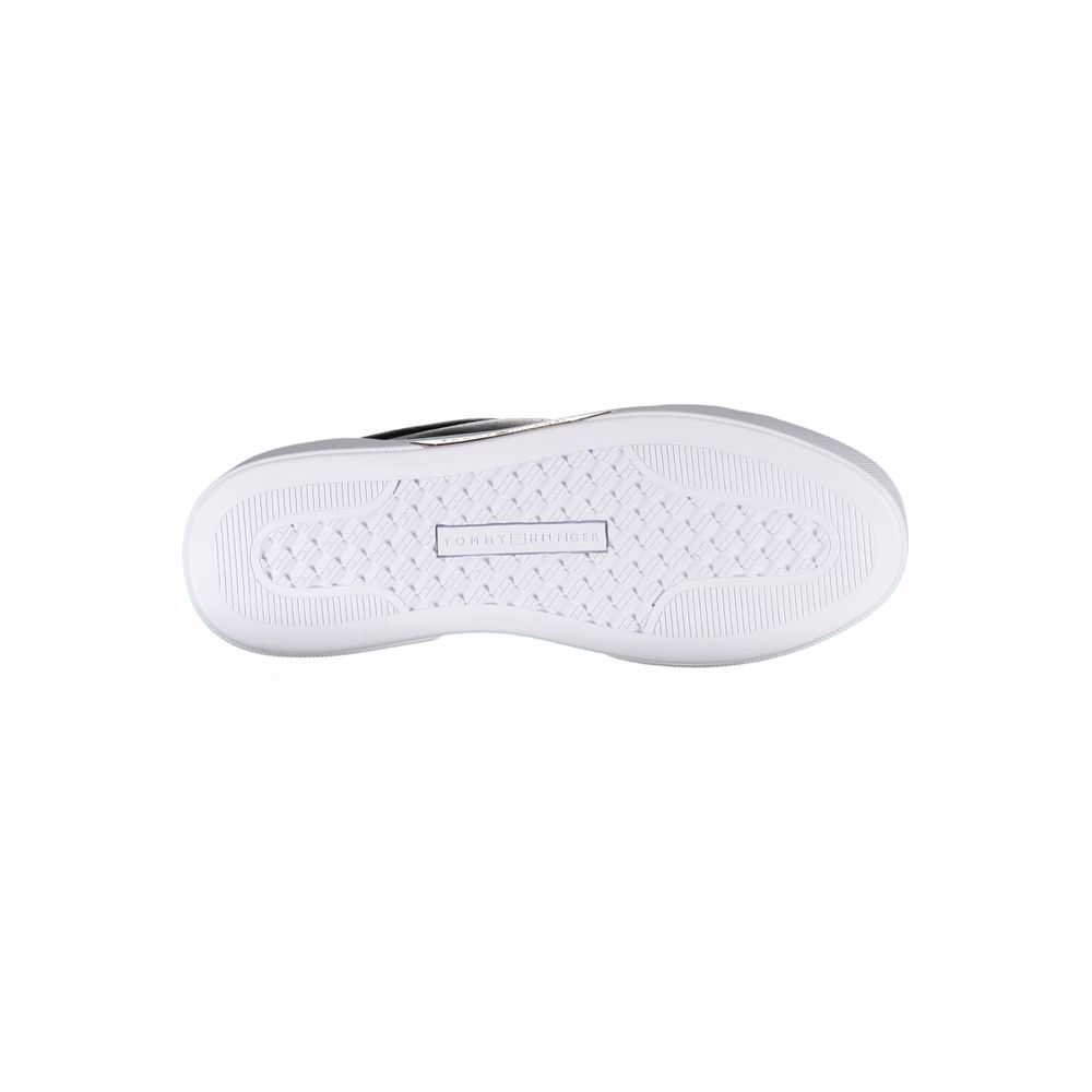 Chaussures sneakers en cuir noir pour femmes de la marque Tommy Hilfiger, vue de profil avec détails en cuir et semelle blanche.