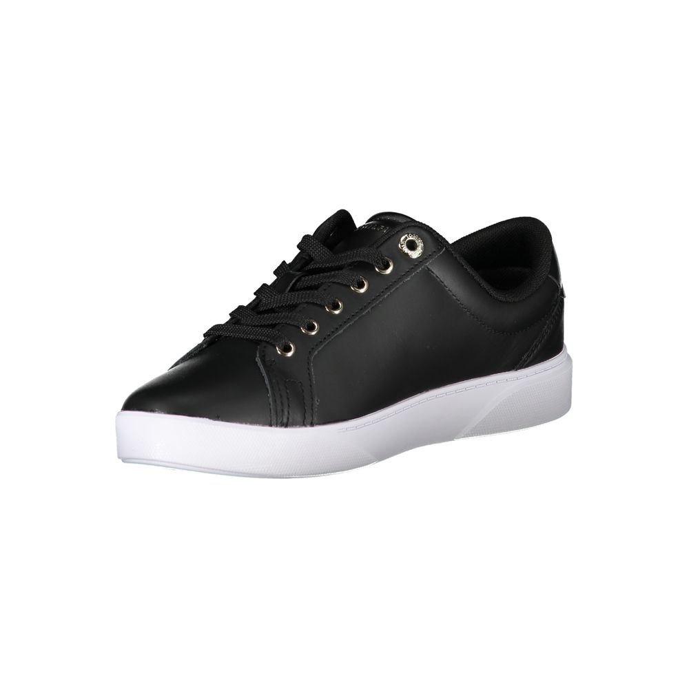 Sneakers pour femmes en cuir noir de la marque Tommy Hilfiger, vue en gros plan sur le design élégant et la texture du cuir.