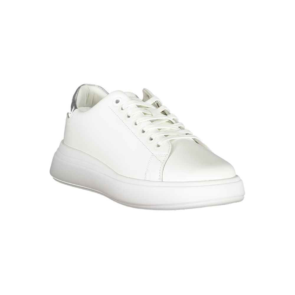 Sneakers en cuir blanc pour femmes de la marque Calvin Klein, vue de côté, avec semelle blanche et design épuré.