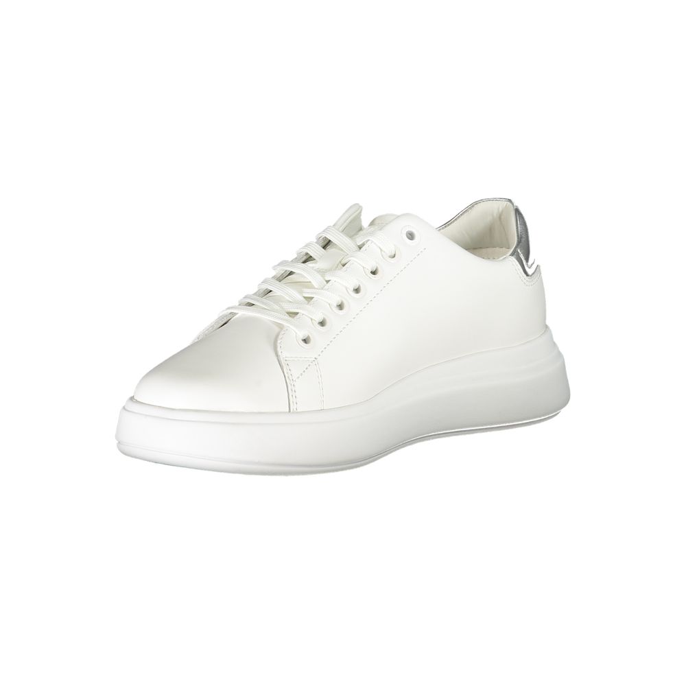 Sneakers pour femmes en cuir blanc de Calvin Klein, élégantes et confortables, avec design épuré et logo discret.