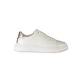Sneakers pour femmes en cuir blanc de Calvin Klein, vue de profil avec semelle blanche et design épuré.