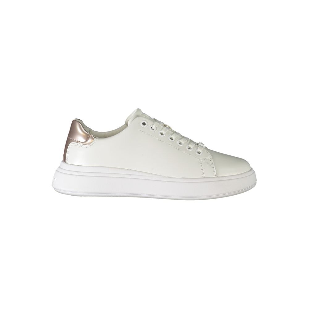 Sneakers pour femmes en cuir blanc de Calvin Klein, vue de profil avec semelle blanche et design épuré.