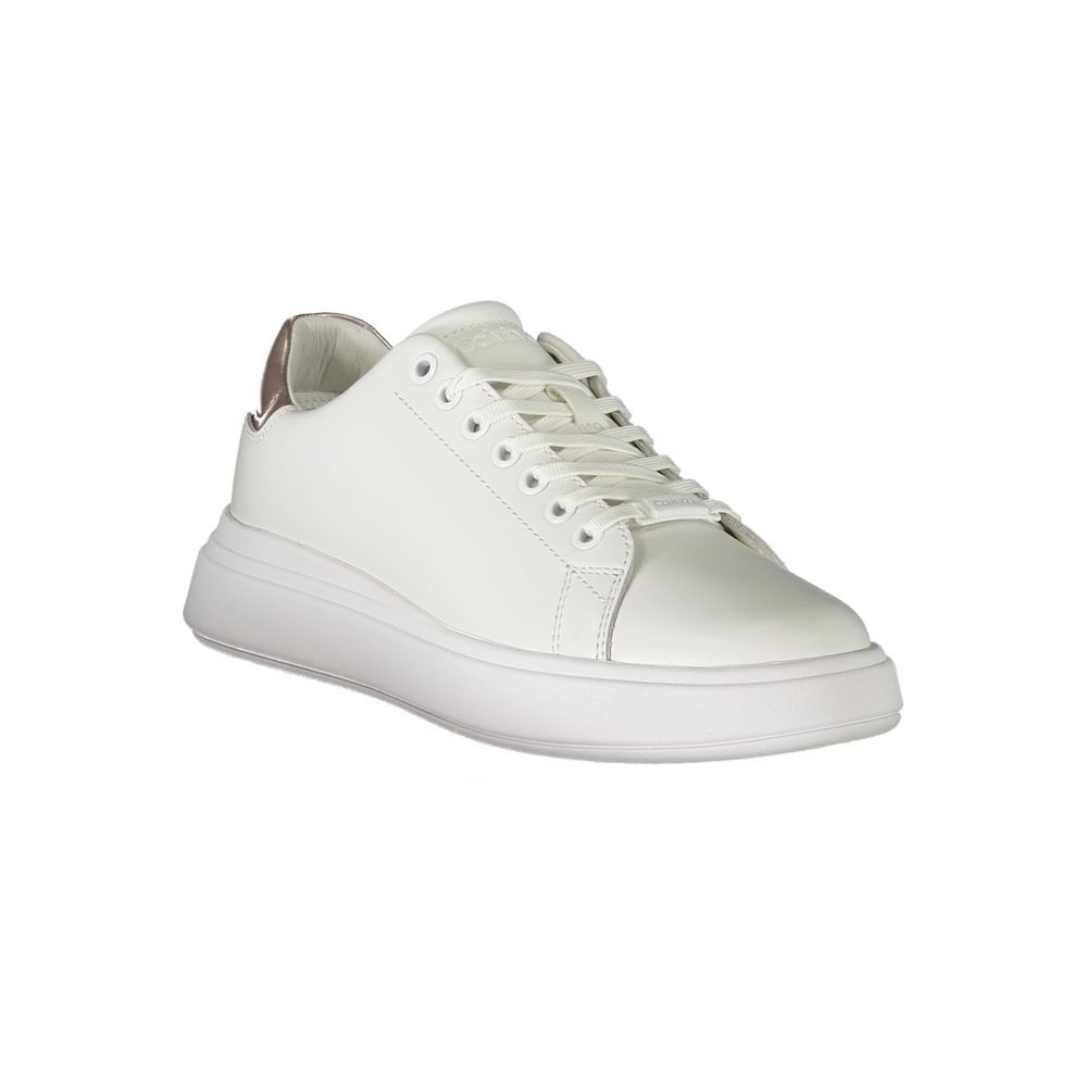 Sneakers blanches pour femmes de Calvin Klein en cuir, avec design épuré et semelle blanche.