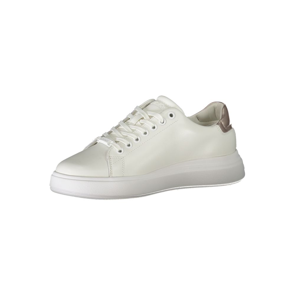 Sneakers blanches pour femmes en cuir de la marque Calvin Klein, vue de côté avec semelle blanche et design épuré.