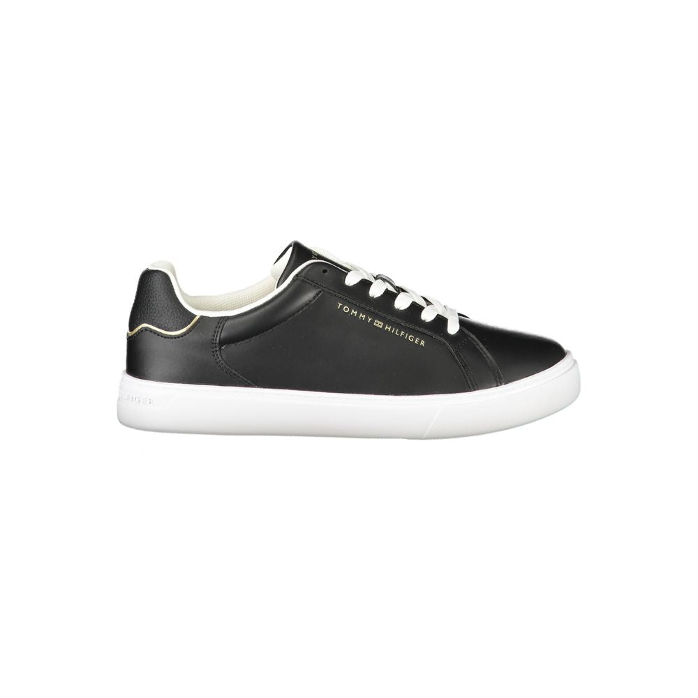 Sneakers femme en cuir noir Tommy Hilfiger, chaussures décontractées avec semelle blanche et détails élégants.