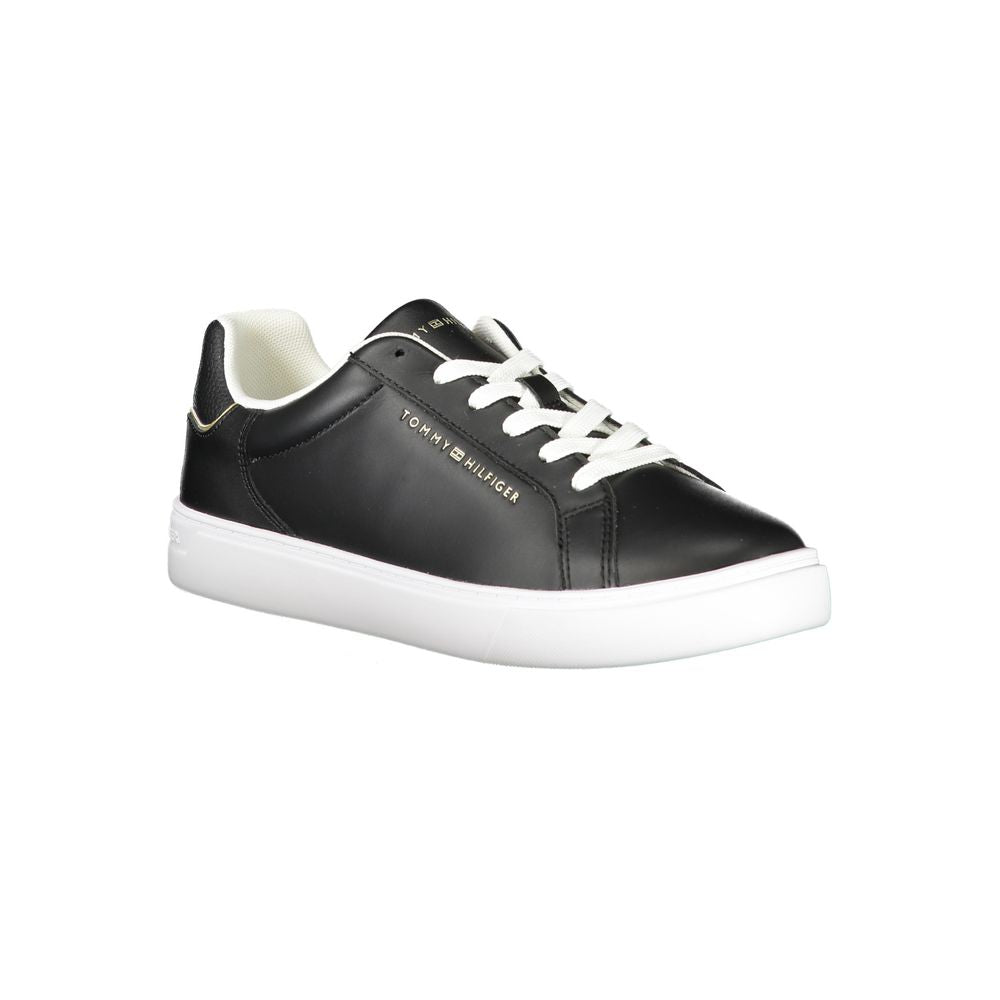 Chaussures femme Tommy Hilfiger en cuir noir, baskets décontractées avec semelle blanche et design élégant.