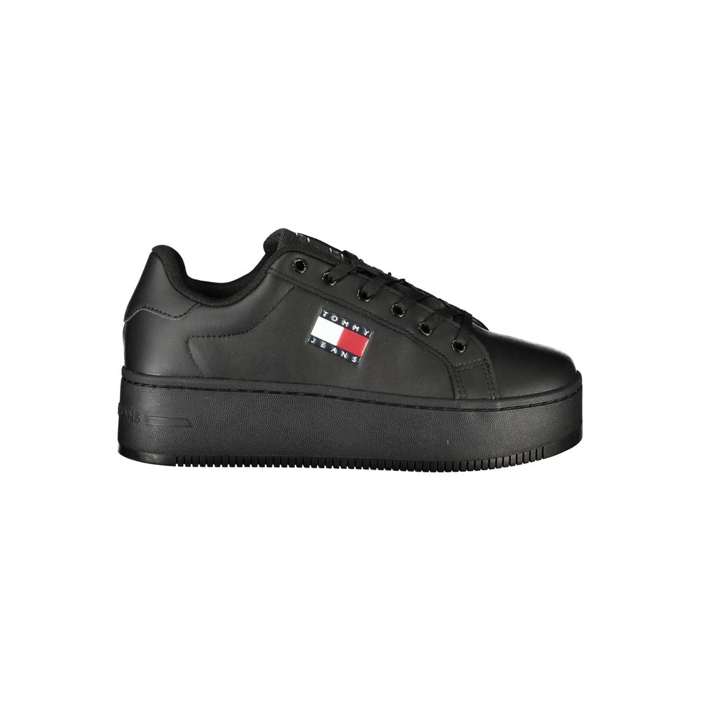 Sneaker femme en polyuréthane noir Tommy Hilfiger, chaussure décontractée avec semelle blanche et détails élégants.